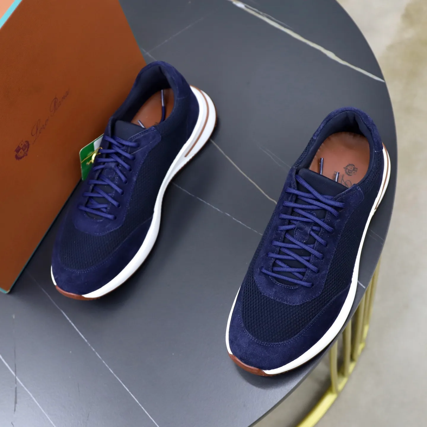 Ex-factory price: 560💰Loro Piana Tennis Walk men’s moral training sneakers! These new textured leather tennis shoes feature an ultra-low-top design for year-round wear and are water-resistant. The wrapped sole creates an effortlessly attractive color combination that harmoniously blends functionality with understated style. The ideal footwear option for urban dressing. The heel is decorated with a soft calfskin tongue with Kummel color inserts and an embossed LP logo. Cotton shoelaces. Material: Upper: Gray woven stitching with cowhide accents! Sole: Rubber lining: Cow leather original rubber sole, excellent foot comfort, complete package! Size: 38-39-40-41-42-43-44 leather shoe size (4546 can be customized)